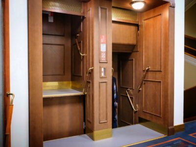 Jolanta PAWNIK: Skok do przeszłości – wrocławska winda, która jeździ bez przerwy