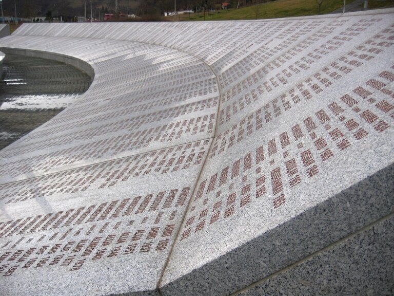 W Potoczari na wschodzie Bośni i Hercegowiny, gdzie mieści się Centrum Pamięci Srebrenica, odbędą się obchody rocznicy ludobójstwa ponad 8 tys. bośniackich muzułmanów. Mimo międzynarodowego uznania zbrodni za ludobójstwo, BiH nadal zmaga się z jego negowaniem.