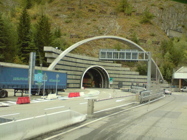 Tunel pod Mont Blanc w Alpach ma już 60 lat. W chwili powstania był to najdłuższy tunel drogowy w Europie. Budowa trasy, która pozwoliła przekroczyć barierę Alp, była ogromnym przedsięwzięciem inżynieryjnym.