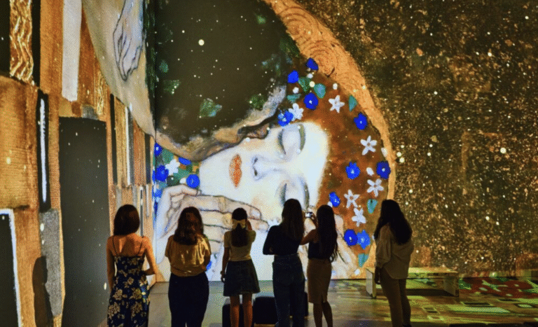 Gdyby Klimt żył dziś, pewnie miałby własne studio VR. Wystawa w Poznaniu udowadnia, że sztuka sprzed wieku wciąż potrafi olśnić – zwłaszcza gdy wkraczamy w nią całym ciałem.