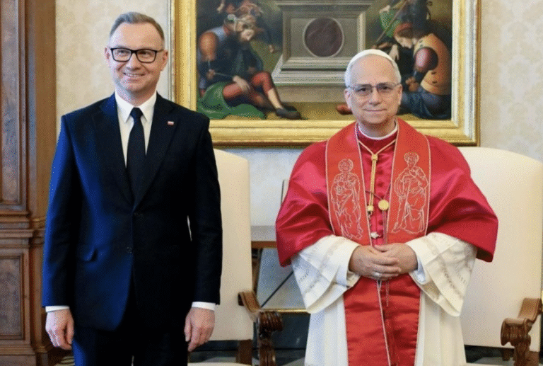 Prezydent Andrzej Duda został przyjęty w Watykanie przez Papieża Leona XIV. Spotkał się także z sekretarzem stanu Stolicy Apostolskiej kard. Pietro Parolinem. Jednym z tematów poruszonych podczas audiencji była sytuacja na Ukrainie.