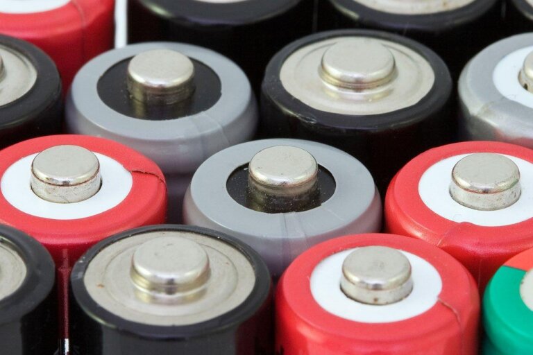 Kwantowa bateria, którą australijscy badacze opracowali, przechowuje energię tysiąc razy dłużej niż jej poprzednia wersja. Choć nadal mowa o mikrosekundach, to badaczy uważają, że wykonali duży krok w kierunku urządzeń o praktycznych zastosowaniach.