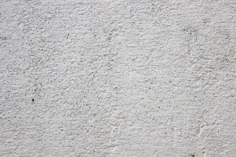 Beton i jego produkcja według starożytnej, stosowanej przez Rzymian receptury, wymaga podobnej ilości energii i emisji dwutlenku węgla, co wytwarzanie nowoczesnego betonu. Jednak to starożytny budowlany materiał jest wytrzymalszy i wymaga wytworzenia mniejszej ilości toksycznych odpadów - twierdzą naukowcy.