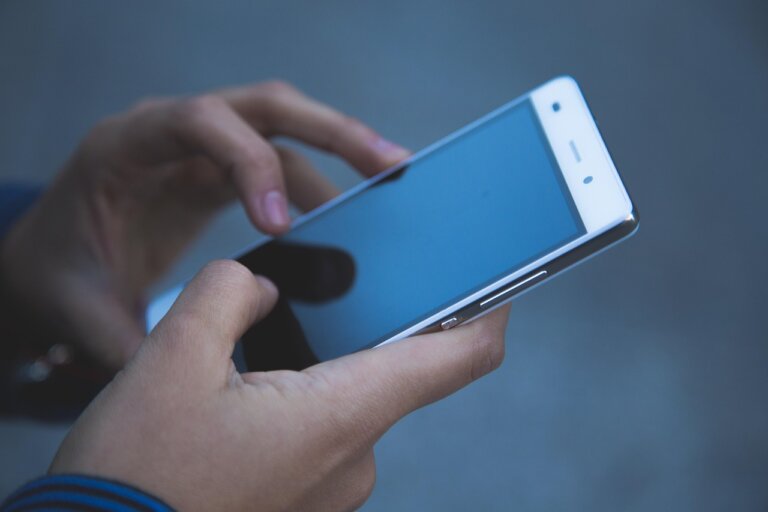 Chatbot AI Grok zbyt posłusznie wykonywał polecenia użytkowników, za bardzo chciał ich zadowalać - oświadczył szef platformy X, miliarder Elon Musk. Pracujemy nad tym - zapewnił.