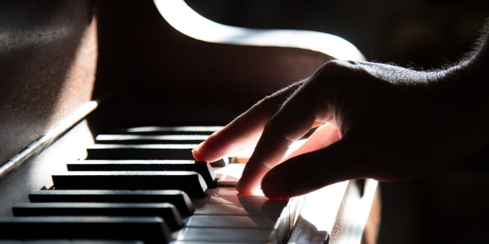 Zdjęcie okładkowe wpisu Maciej ŚWIRSKI: Fryderyk Chopin i światło, które nie gaśnie
