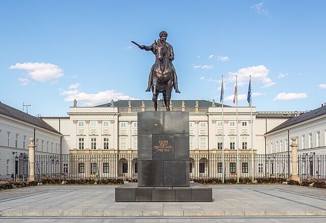 Były prezydent Bronisław Komorowski w czasie sprawowania urzędu mieszkał w Belwederze. Wybór był oczywisty; w Pałacu Prezydenckim jest „strasznie brzydko” a sam budynek jest zaprzeczeniem wszelkiej estetyki i logiki - powiedział.