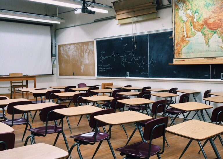 Według szacunków Związku Nauczycielstwa Polskiego brakuje nauczycieli w polskich szkołach, jest ok. 20 tys. wakatów nauczycielskich; dane ministerstwa edukacji mówią o 12,7 tys. ofertach pracy. Żeby zaradzić problemom kadrowym, dyrektorzy powierzają zatrudnionym nauczycielom godziny ponadwymiarowe, zatrudniają też emerytów.