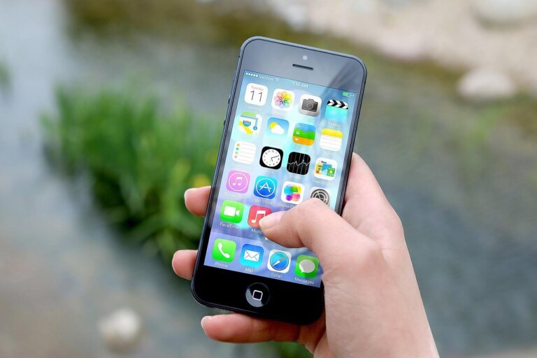 W internecie zniknęła odpowiedzialność za słowo, a poczucie wolności części osób posunęło się za daleko - ocenił prezes UKE Jacek Oko. Wskazał, że Urząd ma zająć się m.in. blokowaniem nielegalnych treści na platformach, co wymaga zwiększenia kadr i budżetu.