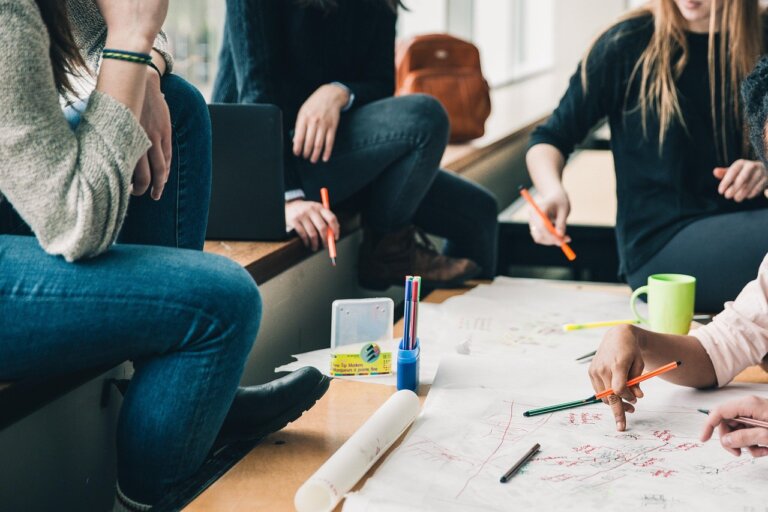 Zaangażowanie w życie akademickie, tutoring, zajęcia wyrównawcze z wymagających przedmiotów, wsparcie psychologiczne – m.in. takie pomysły mają uczelnie, aby zapobiec rezygnacji studentów. Niebawem w 69 z nich rusza program przeciw zjawisku drop-out– jednemu z głównych wyzwań szkolnictwa wyższego.