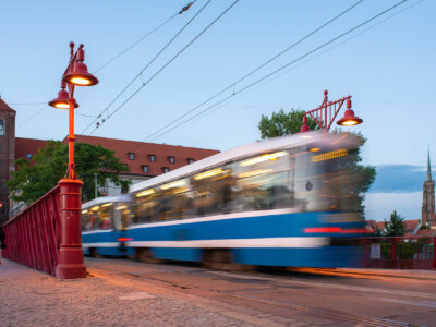 Jolanta PAWNIK: Od koni po nowoczesność. 150 lat historii wrocławskich tramwajów