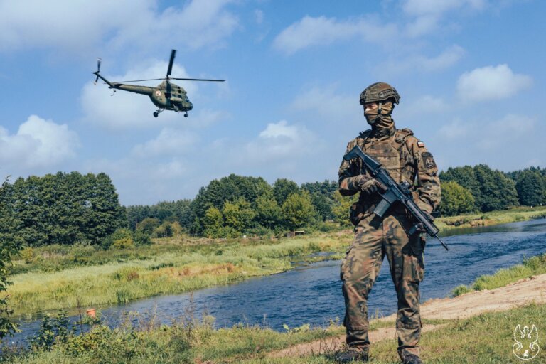 Wojsko polskie ma niemal 94. procentowe zaufanie Polaków – wynika z badania IBRiS. Wysoki wynik zanotowało również NATO, które cieszy się zaufaniem trzech czwartych badanych. Rośnie za to nieufność do Unii Europejskiej.