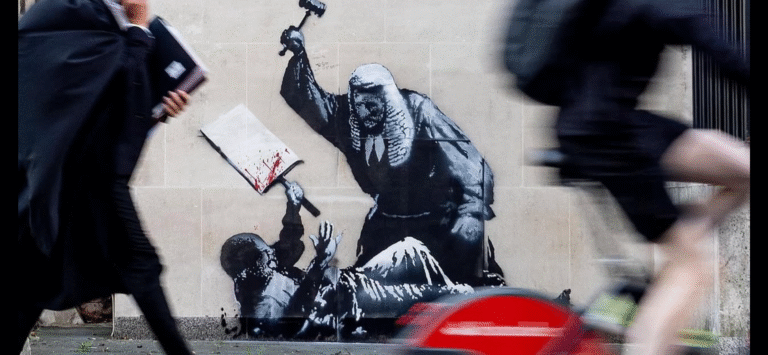 Banksy znowu prowokuje. Mural na londyńskim sądzie zakryty po kilku godzinach. Nowe dzieło artysty wywołało polityczną i społeczną debatę o wolności protestu.