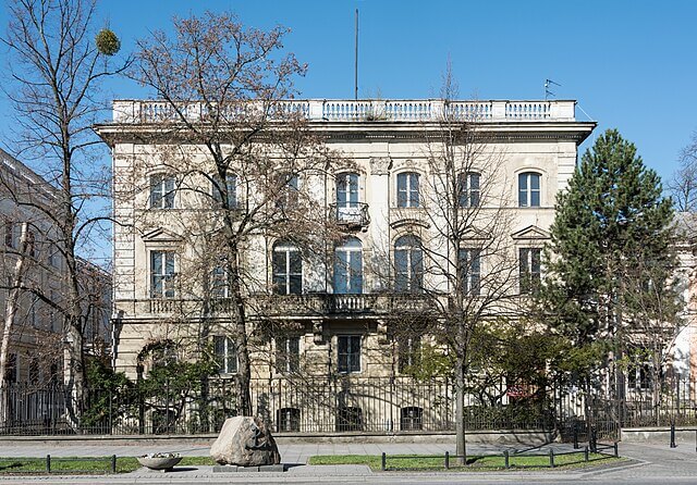 Jerzy Zalszupin łączył w swoich projektach elegancję modernizmu z brazylijskim ciepłem - powiedziała w kurator wystawy „Warszawa – Sao Paulo – Warszawa” Maria Murawsky. Publiczność ma okazję obejrzeć ponad 30 dzieł projektanta w warszawskiej Willi Gawrońskich.
