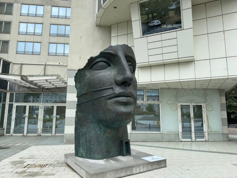„Tindaro” - monumentalny brąz, który na początku września stanął przy placu Trzech Krzyży w Warszawie, był licytowany we wtorek na Aukcji Rzeźby i Obiektów Przestrzennych Polswiss Art. Cena wywoławcza wynosiła 4 mln zł, jednak na aukcji rzeźba osiągnęła kwotę 6,89 mln zł, wliczając opłaty aukcyjne.