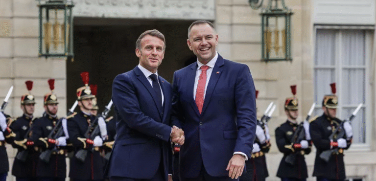 Atmosfera rozmów Karola Nawrockiego z Emmanuelem Macronem była dobra, chemia była o wiele lepsza niż przy spotkaniu z politykami w Berlinie - dowiaduje się „Wszystko co Najważniejsze”. Okazało się, że prezydentów Polski i Francji połączył też boks, i jeden i drugi prezydent trenują bądź trenowali ten sport, co prawda w innych wagach, ale wspólna pasja dała dobry początek rozmów.