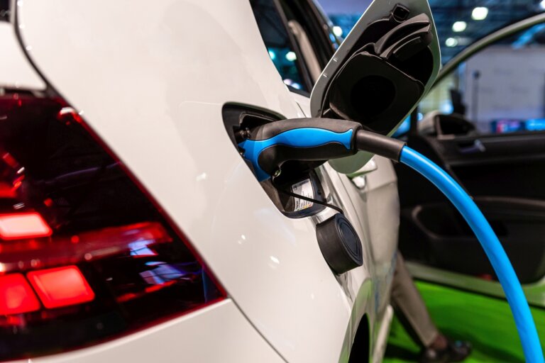 Auta hybrydowe jako symbol transformacji energetycznej – co oznaczają dla przyszłości motoryzacji?