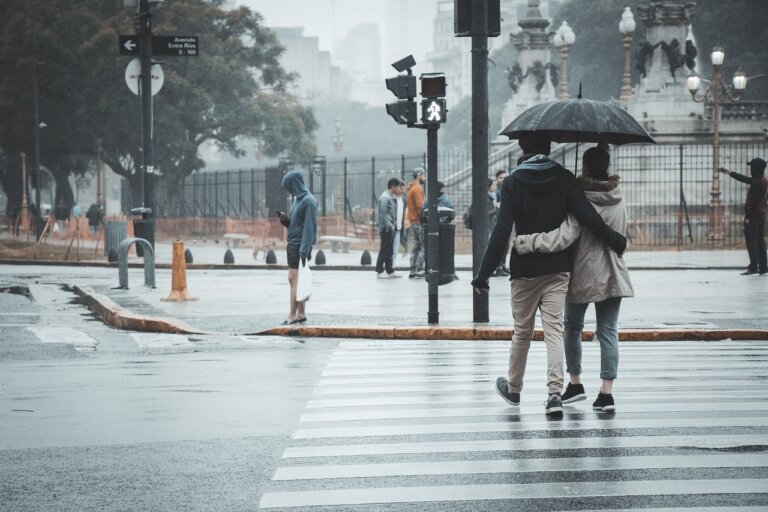 Gdy lato ustępuje miejsca jesieni, a dni stają się coraz krótsze, wielu z nas odczuwa spadek energii i nastroju. Mniej słońca, więcej deszczu i chłodu. To naturalne, że organizm reaguje gorszym samopoczuciem. Jesienna chandra nie jest jednak nieunikniona. Można się jej przeciwstawić, korzystając z kilku sprawdzonych sposobów, które pomagają odzyskać równowagę i nadać sens jesiennym dniom.