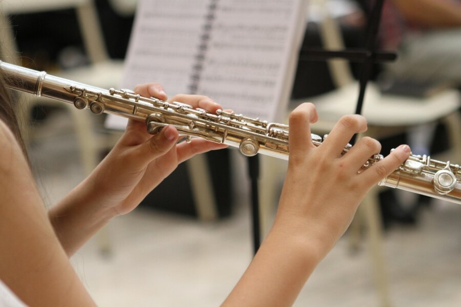 Trudno mówić o muzyce francuskiej drugiej połowy XVII i pierwszych dekad XVIII wieku bez klawesynu. Ten instrument, uznawany za symbol elegancji i wyrafinowania, stał się dźwiękowym sercem epoki, szczególnie cenionym na królewskim dworze i w arystokratycznych salonach. Polska Opera Królewska zaprasza na wyjątkowy recital klawesynowy Macieja Skrzeczkowskiego 12 października 2025 roku. Recital odbędzie się w Pałacu na Wyspie w Muzeum Łazienki Królewskie w Warszawie.