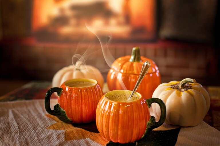 Jesień od kilku lat ma swój oficjalny napój. Pumpkin spice latte, czyli kawa z mlekiem doprawiona mieszanką korzennych przypraw, stała się symbolem tej pory roku, a nawet kulturowym fenomenem. Dla jednych to smak przytulnych wieczorów, dla innych synonim konsumpcyjnej mody napędzanej przez media społecznościowe. Skąd wzięła się popularność dyniowej kawy i dlaczego co roku powraca w tak wielkim stylu?