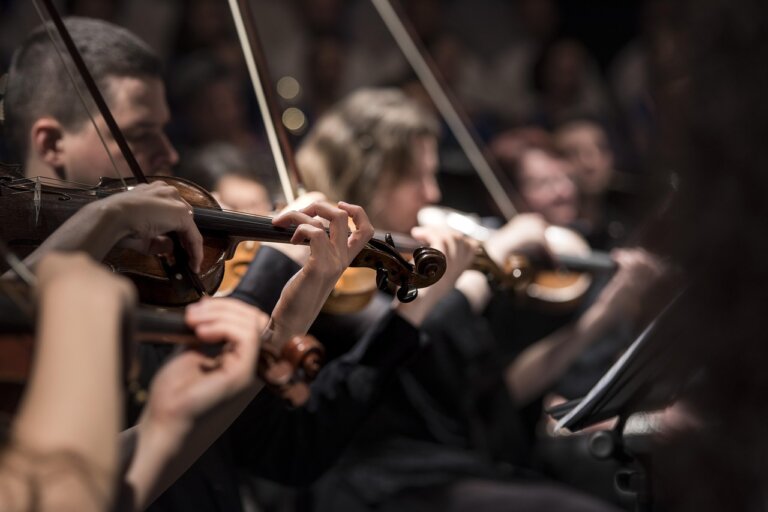 Polska Opera Królewska rozpoczyna swój festiwal barokowy dziełem wyjątkowym, które w XVIII wieku stało się symbolem muzycznej i ideowej walki o tożsamość francuskiej opery. Inauguracja festiwalu odbędzie się 4 października 2025 roku, w sobotę o godzinie 19 w Teatrze Królewskim w Starej Oranżerii w Muzeum Łazienki Królewskie w Warszawie.