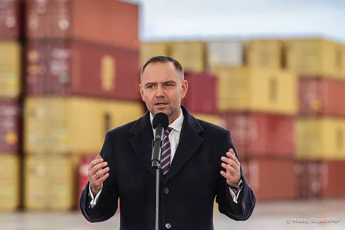 Prezydent Karol Nawrocki podpisał w Gdyni inicjatywę ustawodawczą „„Tak! Dla Polskich Portów”. Projekt zobowiązuje rząd do szeregu inwestycji w celu zabezpieczenia interesów gospodarczych i strategicznych Polski.