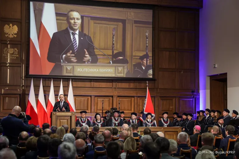 Szkoły wyższe muszą być bastionami wolności słowa i wolności badań oraz odpowiadać na wyzwania współczesności – napisał prezydent Karol Nawrocki w liście do uczestników wspólnej inauguracji nowego roku akademickiego środowiska naukowego w Lublinie, organizowanej przez Związek Uczelni Lubelskich.