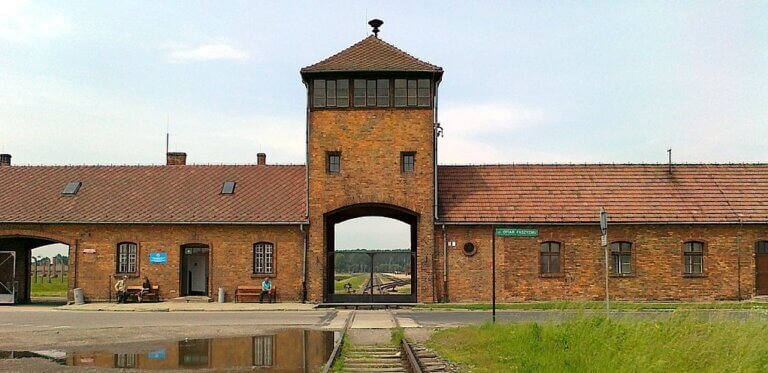 7 października 1944 roku w obozie Auschwitz II-Birkenau wybuchł bunt więźniów Sonderkommando. Była to specjalna grupa więźniów, głównie Żydów, których Niemcy wykorzystywali do usuwania ciał zgładzonych w komorach gazowych.