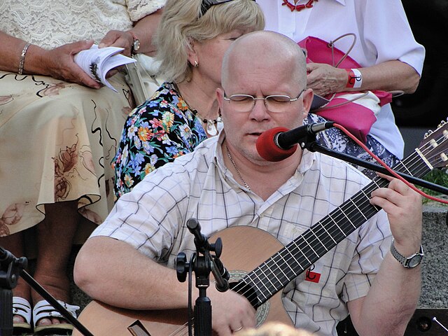 W wieku 61 lat zmarł Andrzej Kołakowski. Wielki patriota i dobry, skromny człowiek. Pedagog, działacz społeczny, poeta, pieśniarz i publicysta - napisał o nim w mediach społecznościowych prezydent Karol Nawrocki.