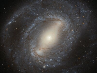 Teleskop Hubble’a wykonał obserwacje galaktyki spiralnej z poprzeczką w gwiazdozbiorze Warkocza Bereniki