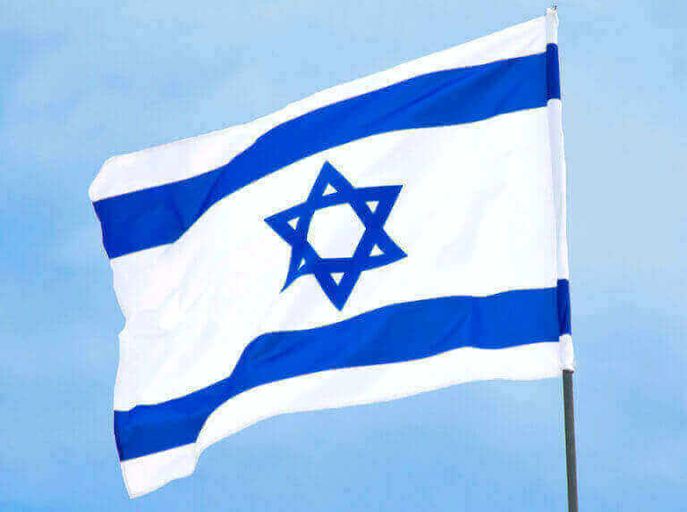 Coraz więcej Amerykanów krytycznie ocenia działania rządu Izraela oraz jego ofensywę przeciwko Hamasowi w Strefie Gazy. Z najnowszego badania Pew Research Center wynika, że prawie dwa lata po ataku Hamasu z 7 października 2023 roku i rozpoczęciu izraelskiej operacji wojskowej, sceptycyzm wobec działań Izraela jest w USA wyraźnie większy niż wcześniej.