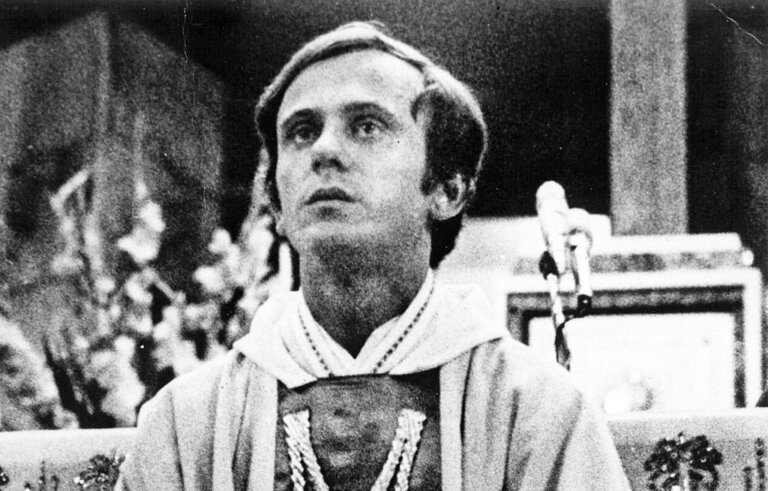 19 października 1984 roku funkcjonariusze Służby Bezpieczeństwa porwali, a następnie zamordowali ks. Jerzego Popiełuszkę. Sprawa szybko się wydała, prawdopodobnie tylko dlatego, że uprowadzony razem z kapłanem jego kierowca zdołał uciec.