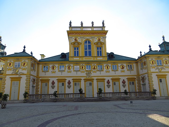 Związkom między rodem Sobieskich a dynastią Stuartów – jedną z najważniejszych rodzin królewskich Anglii, Szkocji i Irlandii - poświęcona jest wystawa czasowa w Muzeum Pałacu Króla Jana III w Wilanowie. Wystawę „Sobiescy i Stuartowie – blask i widmo korony” można oglądać od 25 października do końca maja 2026 roku.