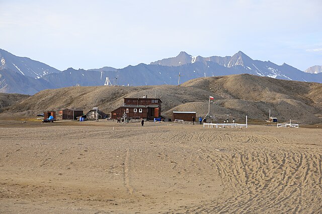 Stacja polarna na Svalbardzie to „dom daleko od domu”; trzeba być tu trochę naukowcem, trochę mechanikiem, kucharzem i gospodarzem – opowiada prof. Ireneusz Sobota z Uniwersytetu Mikołaja Kopernika w Toruniu, kierownik obchodzącej w tym roku 50-lecie działalności Stacji Polarnej UMK.