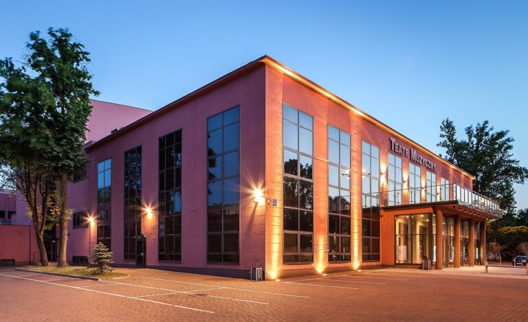 Teatr Muzyczny w Łodzi, w ramach cyklu spotkań „Z Wilna na Broadway, róg Północnej”, organizuje cykl spotkań związanych ze swoim 80-leciem działalności.