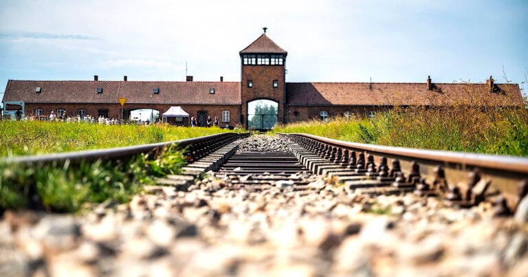 Pierwszy transport włoskich Żydów, liczący ponad 1 tys. osób, dotarł 82 lata temu do niemieckiego obozu Auschwitz. W czwartek (23 października) rocznicę upamiętniła Fundacja Pobliskie Miejsca Pamięci Auschwitz-Birkenau z Brzeszcz. W miejscu, gdzie bieg kończyły transporty, zapłonął znicz.