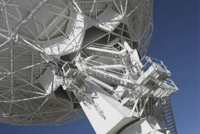 Największy w Polsce radioteleskop, zlokalizowany w Piwnicach pod Toruniem i należący do Uniwersytetu Mikołaja Kopernika, nie otrzymał dofinansowania z Ministerstwa Nauki i Szkolnictwa Wyższego. Decyzja resortu oznacza, że od 1 stycznia 2026 roku 32-metrowa antena może zostać wyłączona z użytku. Wstrzymane zostałyby wszystkie długoterminowe programy obserwacyjne oraz udział Polski w międzynarodowych projektach VLBI, wykorzystujących interferometrię bardzo długiej linii bazowej.