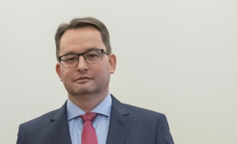 Sędzia Sławomir Pałka został nowym wiceministrem sprawiedliwości - poinformował resort sprawiedliwości. Sędzia Sławomir Pałka to m.in. były członek Krajowej Rady Sądownictwa w latach 2014-2018. Obecnie w kierownictwie MS jest czworo wiceministrów. Poza sędzią Pałką są to: Arkadiusz Myrcha, Maria Ejchart oraz sędzia Dariusz Mazur.