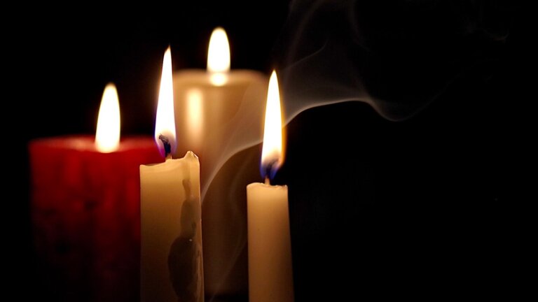 Przypominamy zmarłych w ciągu minionego roku ludzi światowej polityki, kultury, nauki i sportu. Odeszli m.in. były prezydent USA Jimmy Carter, skrajnie prawicowy polityk francuski Jean-Marie Le Pen, papież Franciszek czy gwiazdy kina Robert Redford i Diane Keaton.