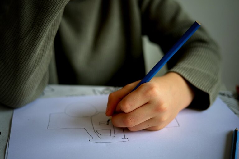 Najnowszy raport Instytutu Badań Edukacyjnych rzuca cień na decyzję o zniesieniu obowiązkowych prac domowych. Dane są alarmujące, nauczyciele z całej Polski informują o spadku motywacji, systematyczności i samodzielności uczniów, a większość z nich uważa, że reforma przyniosła więcej szkody niż pożytku.