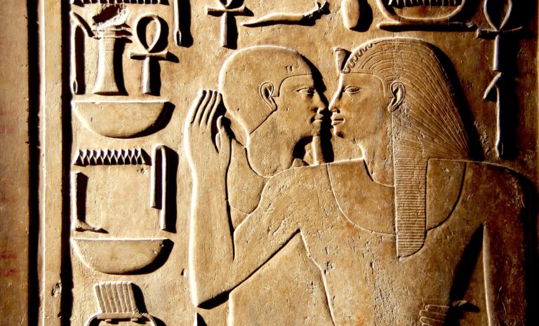 Po dwóch dekadach budowy i wielu opóźnieniach otwarte zostanie Wielkie Muzeum Egipskie (GEM), największe na świecie muzeum poświęcone jednej cywilizacji. Zwiedzający będą mogli obejrzeć ponad 50 tys. eksponatów dokumentujących historię starożytnego Egiptu.