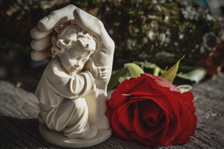 Istotą obchodów uroczystości Wszystkich Świętych i Dnia Zadusznego w Kościele katolickim jest wiara w życie wieczne, którą wyznajemy w Credo - powiedział bp Janusz Ostrowski.