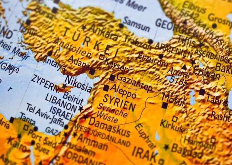 Na Bliskim Wschodzie od dwóch lat trwa eskalacja konfliktów, szczególnie między Izraelem a Hamasem w Strefie Gazy, Izraelem a Hezbollahem w Libanie oraz Izraelem i Iranem. Zginęły dziesiątki tysięcy ludzi, a w Strefie Gazy zapanował poważny kryzys humanitarny.