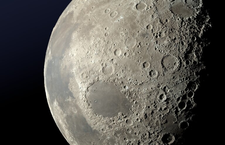 Pył z niewidocznej strony Księżyca