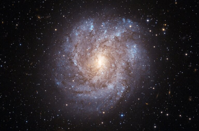 NGC 2082