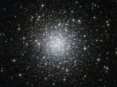 Teleskop Hubble'a wykonał obserwacje gromady kulistej w gwiazdozbiorze Delfina