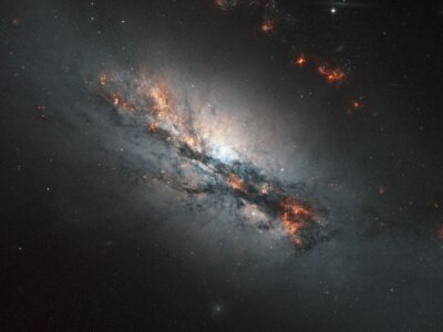 Astronomowie uchwycili galaktykę spiralną z poprzeczką w gwiazdozbiorze Żyrafy