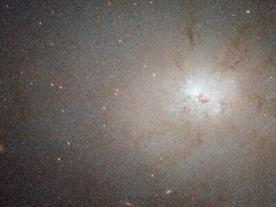 Teleskop Hubble’a wykonał obserwacje galaktyki spiralnej w gwiazdozbiorze Wielkiej Niedźwiedzicy