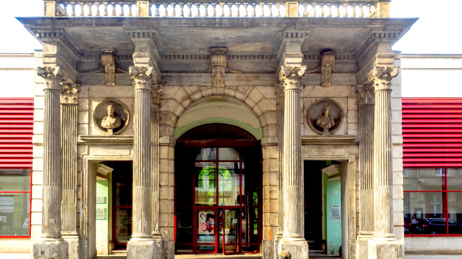 Jolanta PAWNIK: Architektoniczna perła Wrocławia. Historia i tajemnice pałacu Hatzfeldów