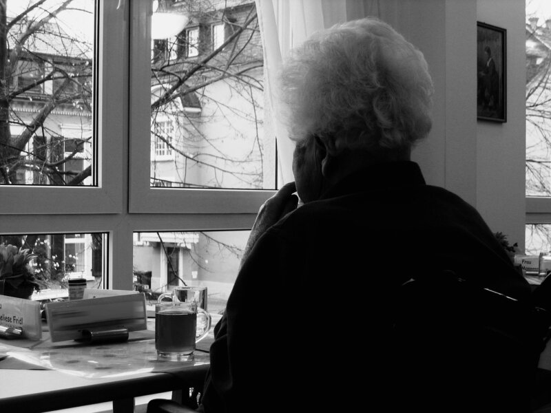 Choroba Alzheimera to nie tylko diagnoza medyczna, ale też codzienność, która zmienia życie całych rodzin. Kiedy choruje bliska osoba, choruje też jej całe najbliższe otoczenie. Choroba stopniowo odbiera pamięć, tożsamość i możliwość komunikacji, a wraz z nimi codzienną bliskość.