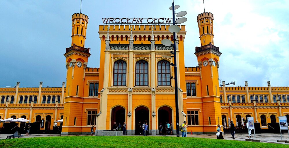 Zdjęcie okładkowe wpisu Jolanta PAWNIK: 170 lat architektonicznej perełki. Historia i tajemnice wrocławskiego Dworca Głównego